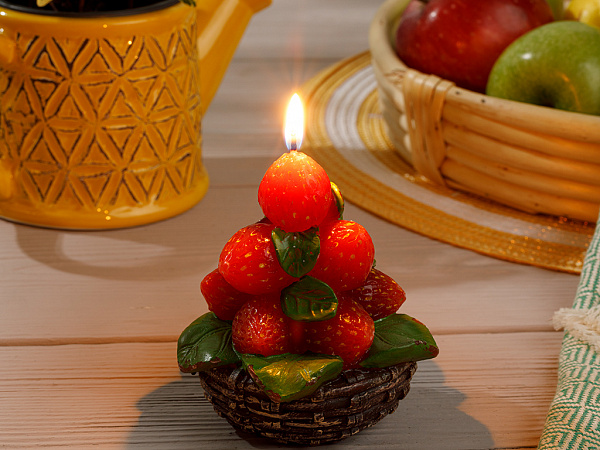 Strawberry Свеча 8х8х16 см