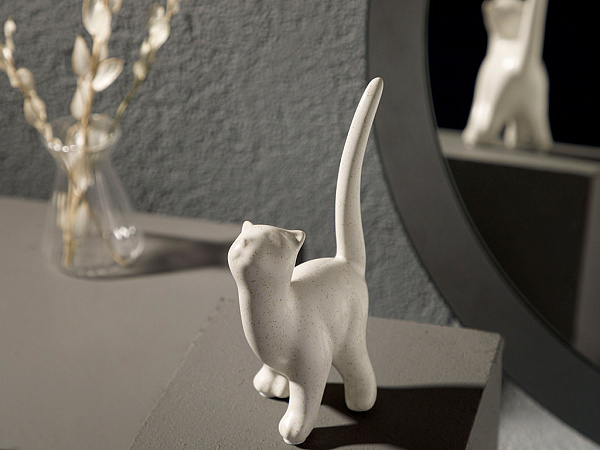 Docile Cat Statuette 8х5.5х15 cm