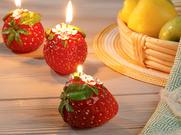 Strawberry Dots Свічка 10х10х10 см